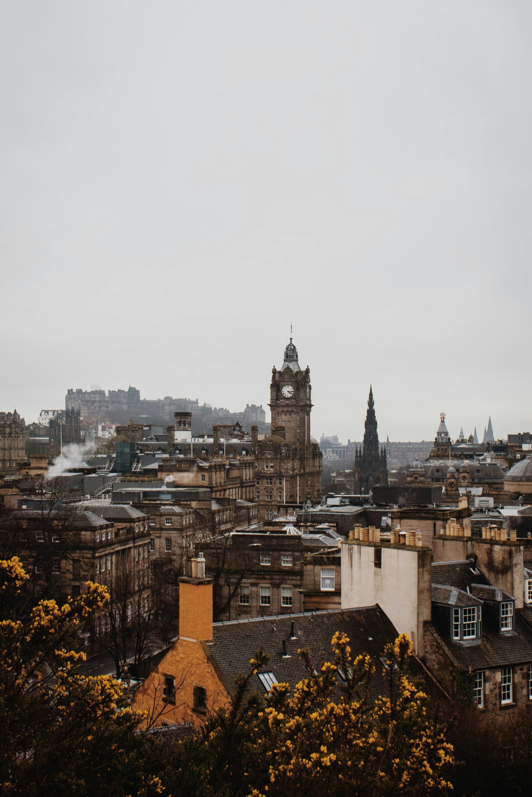 skyline of Edinburgh in autumn